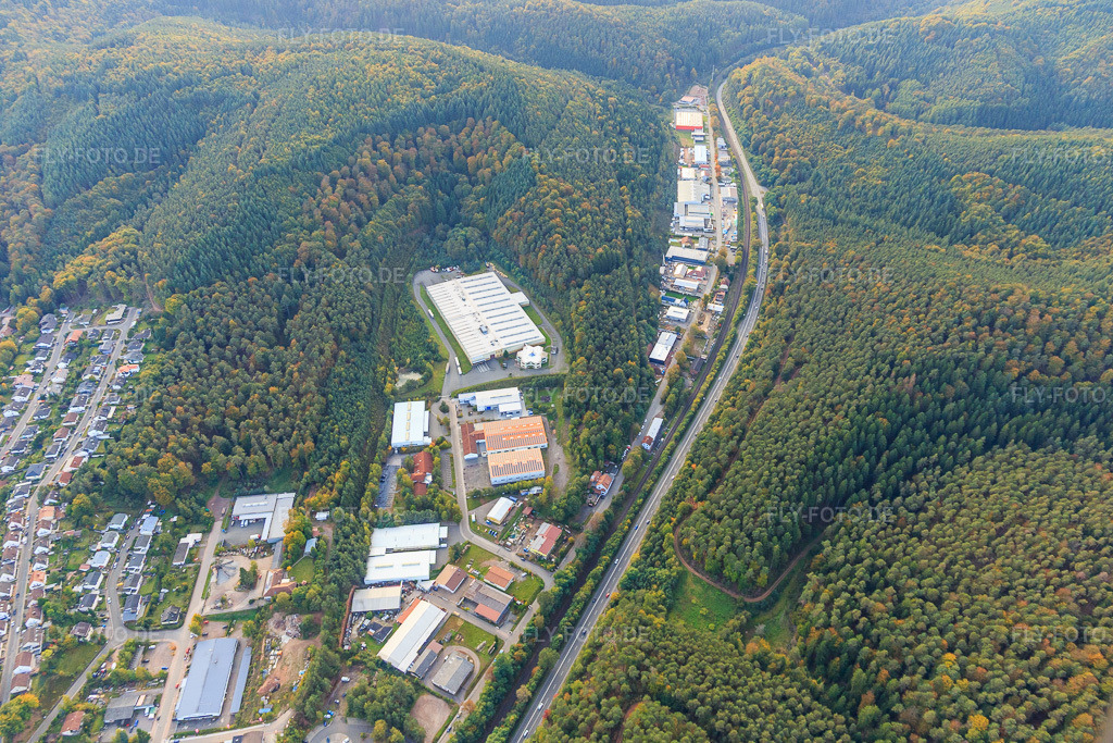 Luftbild: Gewerbegebiet Alte Bundesstraße mit Schumacher Packaging GmbH Werk Hauenstein, Gottardo Logistik und Josef Seibel Schuhfabrik GmbH in Hauenstein im Bundesland Rheinland-Pfalz in Deutschland.Foto: IMG_103792.jpg vom 01.10.2017 durch Werner Riehm/FLY-FOTO.deAuflösung des Originals: 5139 x 3426 pxWWW.MONDIGROUP.COM
