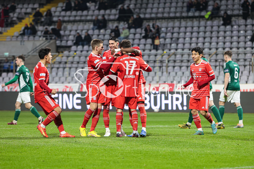FC Bayern Amateure - 1. FC Schweinfurt | Der Jubel nach dem Treffer zum 2-0 durch Desire SEGBE AZANKPO (FCB #34)