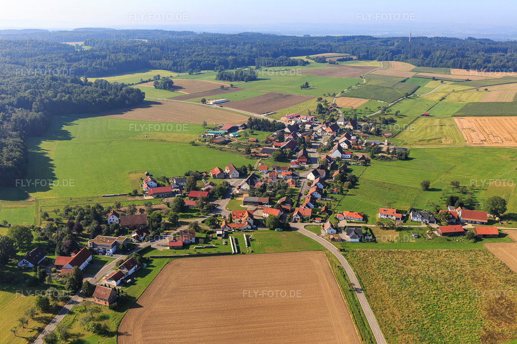 Luftbild: Ortsansicht von Nordosten im Ortsteil Hopferbach in Bad Schussenried im Bundesland Baden-Württemberg in Deutschland. Foto: IMG_129053.jpg vom 04.09.2021 durch Werner Riehm/FLY-FOTO.de