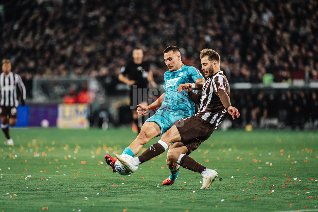 Fußball | Männer | Saison 2025/2026  | Fußball-Bundesliga | 07. Spieltag | FC St. Pauli vs. TSG Hoffenheim | 19.10.2025 | v.l. Tim Lemperle (#19, TSG Hoffenheim) gegen Lars Ritzka (#21, FC St. Pauli)