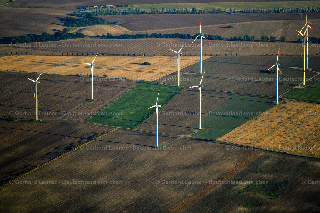 3638573 | WANSLEBEN AM SEE 25.08.2016 Windenergieanlagen ( WEA ) mit Windkraftanlagen  auf einem Feld in Wansleben am See im Bundesland Sachsen-Anhalt, Deutschland // Wind turbine windmills on a field in Wansleben am See in the state Saxony-Anhalt, Germany Foto: Gerhard Launer