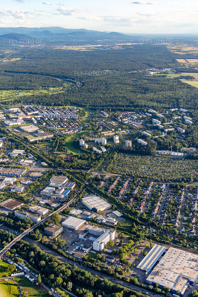 Luftbild: Hardecksiedlung im Ortsteil Grünwinkel in Karlsruhe im Bundesland Baden-Württemberg in Deutschland. Foto: IMG_142303.jpg vom 07.07.2024 durch Werner Riehm/FLY-FOTO.de