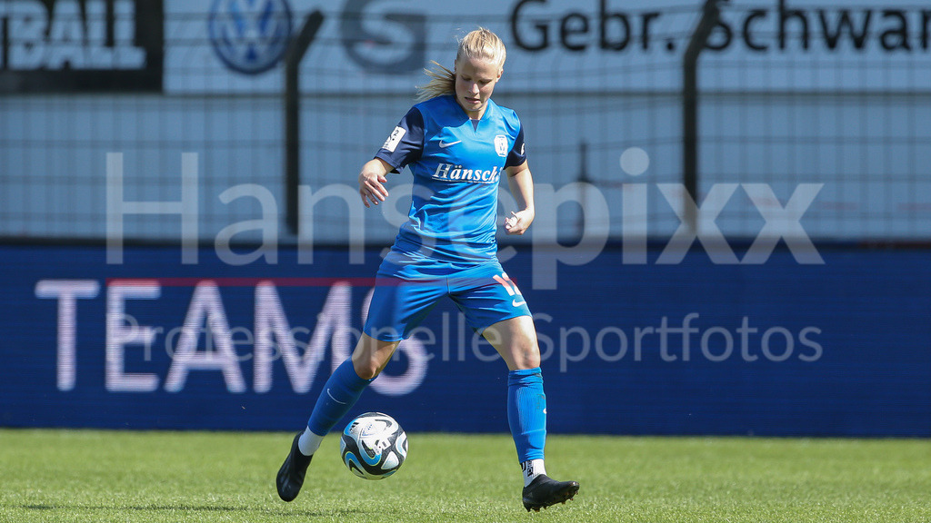 Fussball, 2. Frauen-Bundesliga, SV Meppen - Borussia Mönchengladbach | v.li.: Nina Zimmer (SV Meppen, 12) Freisteller, Einzelbild, Ganzkörper, Aktion, Action, Spielszene, DIE DFB-RICHTLINIEN UNTERSAGEN JEGLICHE NUTZUNG VON FOTOS ALS SEQUENZBILDER UND/ODER VIDEOÄHNLICHE FOTOSTRECKEN. DFB REGULATIONS PROHIBIT ANY USE OF PHOTOGRAPHS AS IMAGE SEQUENCES AND/OR QUASI-VIDEO.