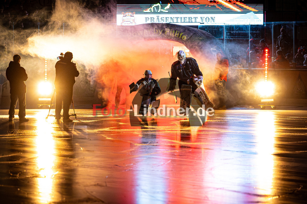 Peißenberg MINERS gegen EA Schongau MAMMUTS | Eishockey Bayernliga 2025/26 Vorrunde 20. Spieltag, Peißenberg MINERS gegen EA Schongau MAMMUTS, 20251221,Eröffnung mit Xaver NAGEL (MINERS Goali 80),2025-12-21 in Peißenberg (flatbuy Arena Peißenberg), Xaver NAGEL (MINERS Goali 80)Copyright: WolfgangxLindner www.foto-lindner.de