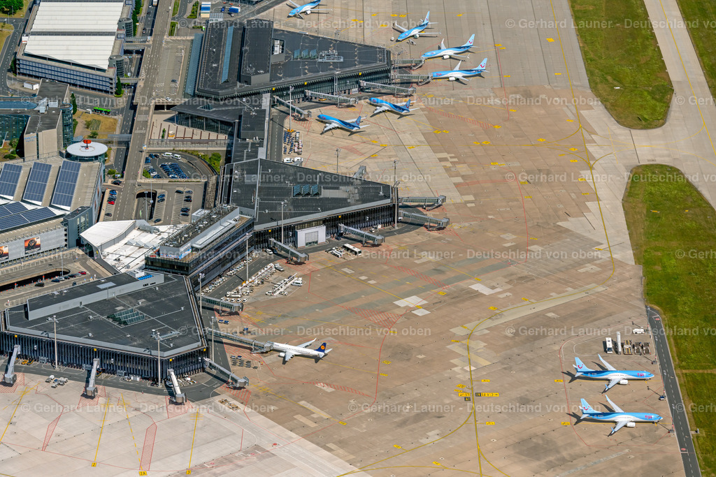4030876 | LANGENHAGEN 02.06.2020 Abfertigungs- Gebäude und Terminals auf dem Gelände des Flughafen " Flughafen Hannover " an der Flughafenstraße in Langenhagen im Bundesland Niedersachsen, Deutschland. // Dispatch building and terminals on the premises of the airport "Flughafen Hannover" on Flughafenstrasse in Langenhagen in the state Lower Saxony, Germany. Foto: Gerhard Launer