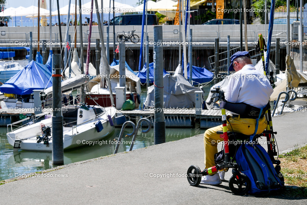 Deutschland_ Baden-Wuerttemberg_ Friedrichshafen am Bodensee_ 19.07.2025-2 | 19.07.2025, Deutschland, GER, Baden Wuerttemberg, Friedrichshafen am Bodensee, im Bild Themenbild, Hafen, Mole, Boote, Pensionist, Senior, Rollator, Rollstuhl, Urlaub, Sommer, Sonne, Symbolbild, Feature