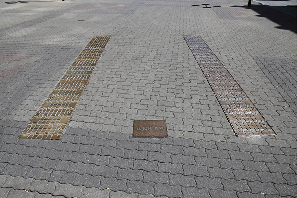 Foto: Leipzig - Denkmal der Panzerspuren | Das Team hinter BILDLEXIKON LEIPZIG bündelt historische wie aktuelle Informationen über die Stadt Leipzig in Text und Bild auf einer Plattform und stellt diese der interessierten Öffentlichkeit zur Verfügung.