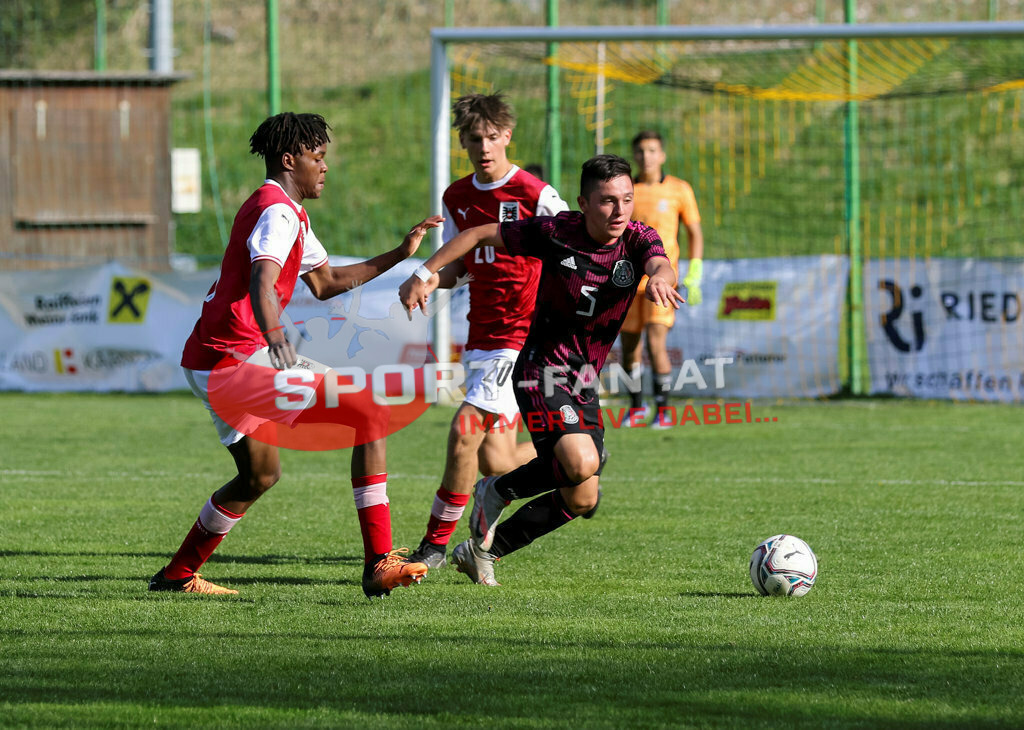 AUSTRIA U15 - MEXICO U15 | KENNETH ADEJENUGHURE (Austria #9) Irving Lopez (Mexico #5) MAURO HÄMMERLE (Austria #20) ; AUSTRIA U15 - MEXICO U15 am 29.04.2022 in Arnoldstein
(Sportplatz), AUSTRIA, (Photo by Ernst Krawagner sport-fan.at) - Realisiert mit Pictrs.com