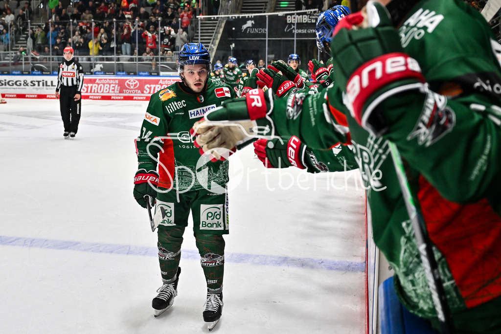 Augsburger Panther - Löwen Frankfurt | Jubel der Panther nach dem Treffer zum 4-1 durch D. J. BUSDEKER (Augsburger Panther 14) Tor / Torschuetze / Freude / Happy / beim match zwischen den Augsburger Panthern und den Löwen Frankfurt am 8. Spieltag der Penny DEL im Curt Frenzel Stadion am 19.10.2025