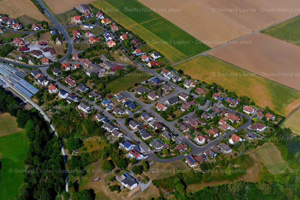 3650449 | Aub 13.09.2016 Wohngebiet einer Einfamilienhaus- Siedlung am Rande von landwirtschaftlichen Feldern in Aub im Bundesland Bayern, Deutschland // Single-family residential area of settlement on the edge of agricultural fields in Aub in the state Bavaria, Germany Foto: Gerhard Launer
