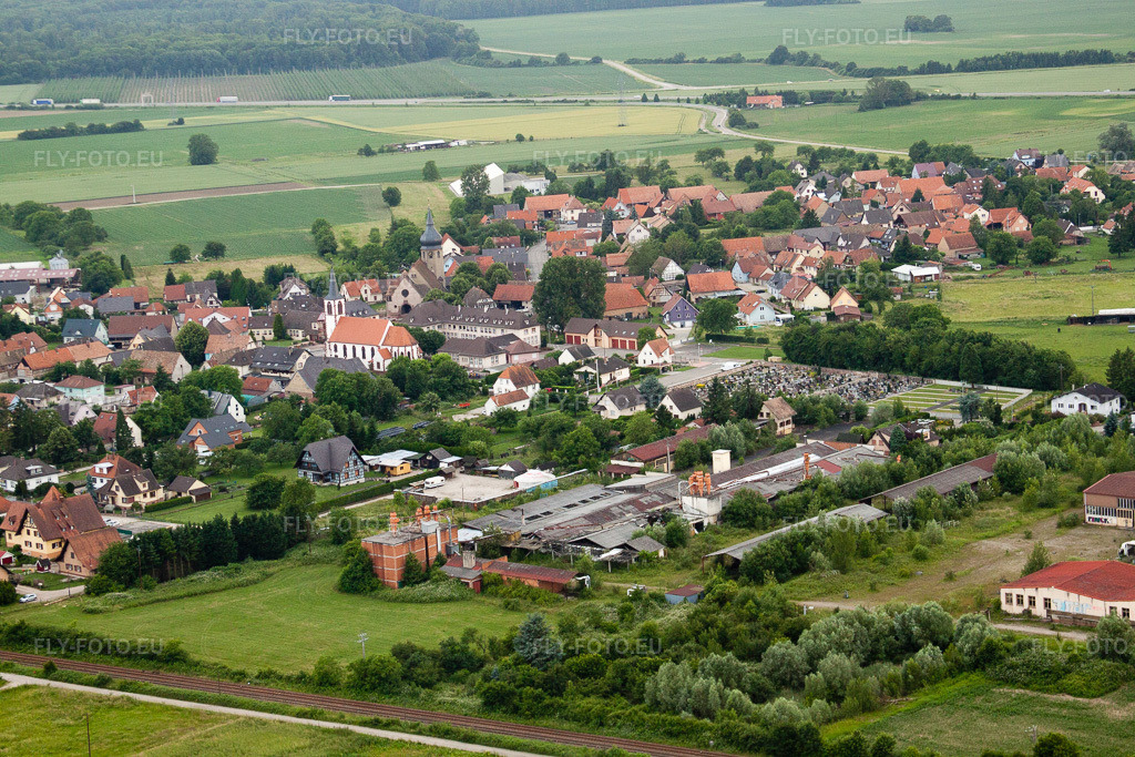 Vue aérienne: Les deux églises Eglise Evangélique et Catholique au centre du village à Stattmatten dans le département Bas Rhin, France. Photo: IMG_28810.jpg prise le 14/06/2010 par Werner Riehm/FLY-FOTO.eu – Résolution de l'original: 4752 x 3168 px