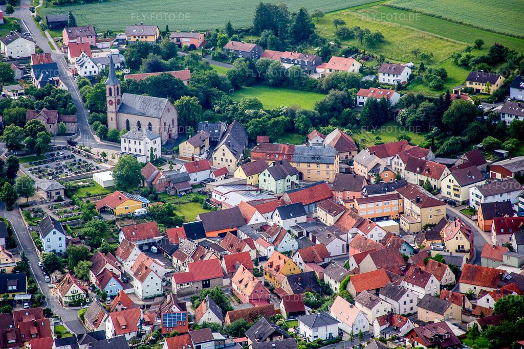 Luftbild: Kirchengebäude im Dorfkern in Waldbrunn im Bundesland Bayern in Deutschland. Foto: IMG_089770.jpg vom 11.06.2016 durch Werner Riehm/FLY-FOTO.de