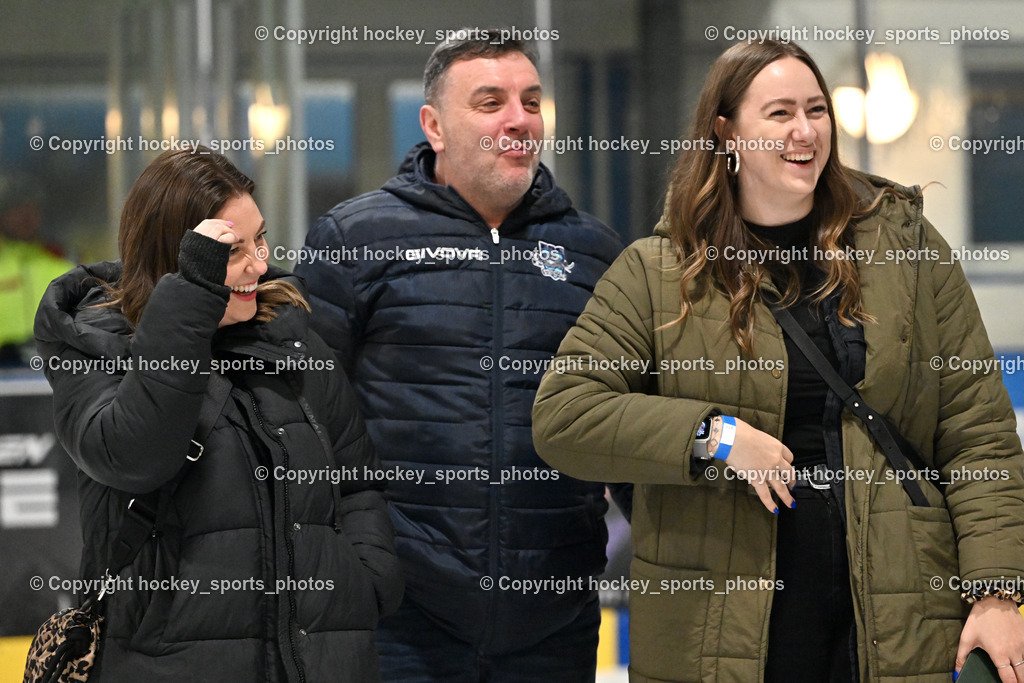 ESC SOCCERZONE STEINDORF vs. 1. EHC Althofen | Sektionsleiter ESC Steindorf Hans Tschernutter, Julia Puntigam Soziale Medien ESC Steindorf, ESC SOCCERZONE STEINDORF vs. 1. EHC Althofen, Siegerehrung ESC SOCCERZONE STEINDORF & 1. EHC Althofen am 08.03.2025 in Steindorf (Ossiachersee Halle), Austria, (Photo by Bernd Stefan)
