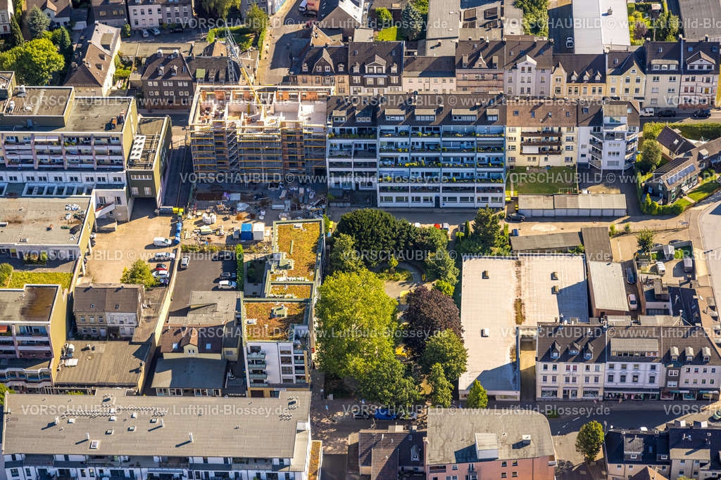 Velbert240812519 | Luftbild, Baustelle mit Wohnhaus Oststraße, Wohnhaus mit Balkon und grüner Bepflanzung, Velbert, Ruhrgebiet, Nordrhein-Westfalen, Deutschland