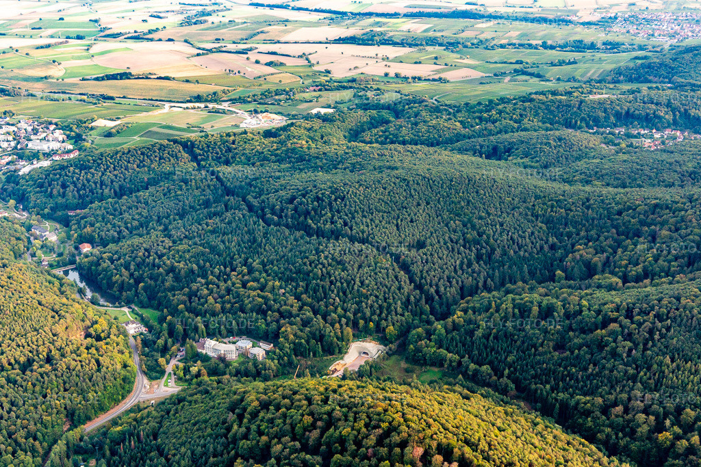 Luftbild: Baustelle des Tunnelportals West für den Astrid-Tunnel zur Unterquerung und Ortsumgehung von Bad Bergzabern zwischen B427 (Kurtalstraße) und B38 (Weinstraße) in Bad Bergzabern im Bundesland Rheinland-Pfalz in Deutschland. Foto: IMG_139098.jpg vom 30.09.2023 durch Werner Riehm/FLY-FOTO.deWWW.BEMO.NET