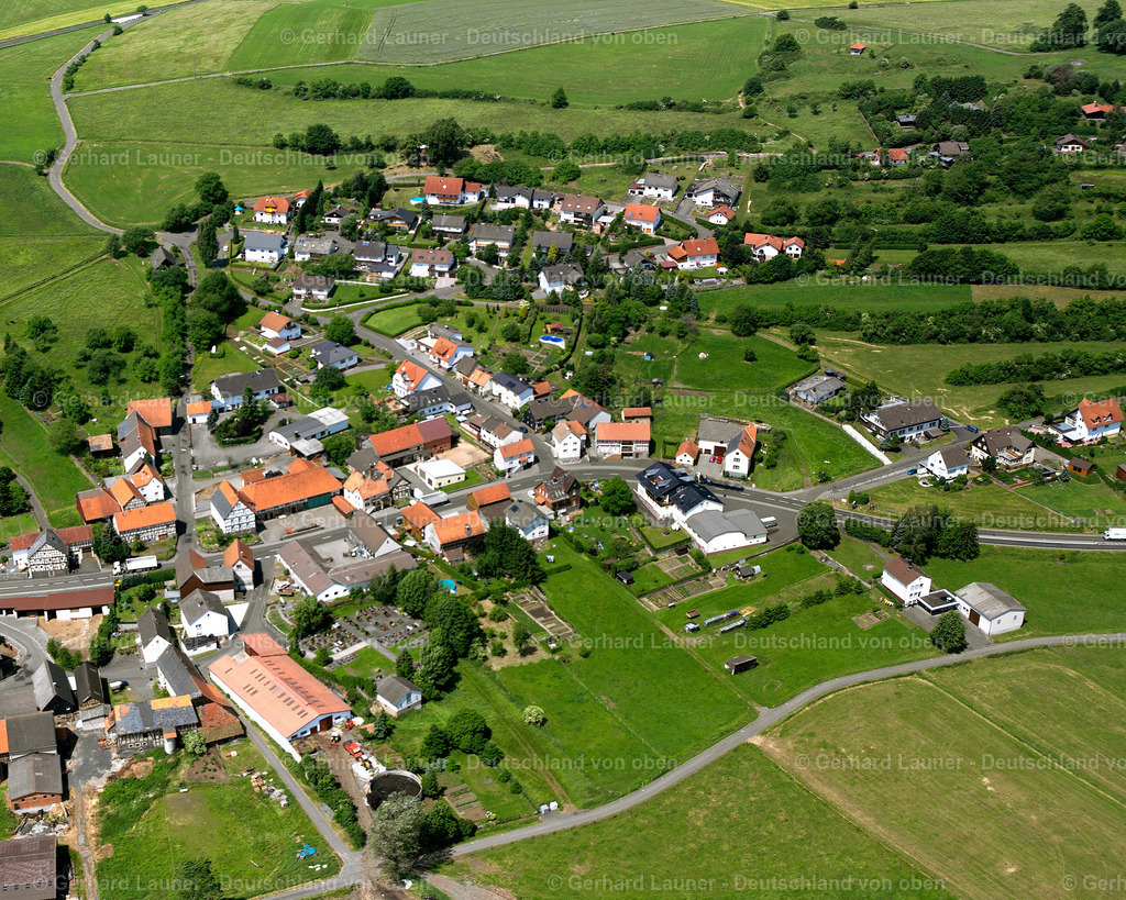 2614565 | ELPENROD 09.06.2006 Landwirtschaftliche Nutzflächen und Feldgrenzen  umsäumen das Siedlungsgebiet des Dorfes in Elpenrod im Bundesland Hessen, Deutschland // Agricultural land and field boundaries surround the settlement area of the village  in Elpenrod in the state Hesse, Germany Foto: Gerhard Launer