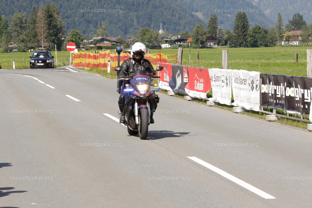 1181_20230817_Bewerb_Maenner_Muehlanger | AUT - OESTERREICH, 2023-08-16: SPORT RENNRAD-FAHREN - 55. INTERNATIONALER RADWELTPOKAL IN ST. JOHANN IN TIROL  - Vintage-Radrennen mit WM-Bronze-Medaillen-Siegerin Christina Schweinberger, den Teilnehmer und Alexander Baumann (vom Orginastions-Team) - TAG 2 BEWERB MAENNER IN SECHS GRUPPEN  ; Foto: Roland Muehlanger