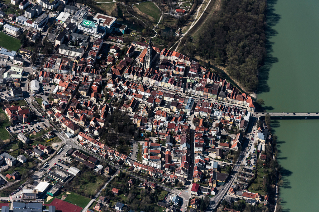 dr__0010402.jpg | BRAUNAU AM INN 28.03.2017 Altstadtbereich und Innenstadtzentrum in Braunau am Inn in Oberösterreich, Österreich. // Old Town area and city center in Braunau am Inn in Oberoesterreich, Austria. Foto: Daniel Reiter