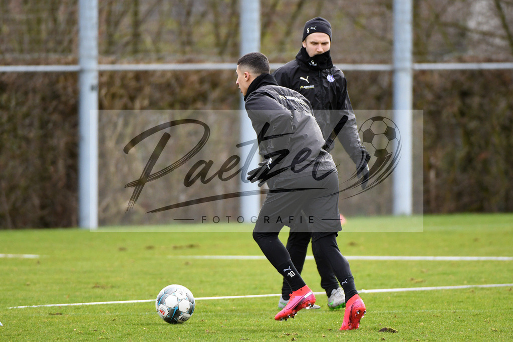 20200221_TRAOSN_0054 | Fussball, Herren: Anas Ouahim (VfL Osnabrueck) in Aktion, am Ball, Einzelaktion waehrend der Trainingseinheit des VfL Osnabrueck im Sportpark Illoshoehe am 21.02.2020 in Osnabrueck, Deutschland. - Realisiert mit Pictrs.com