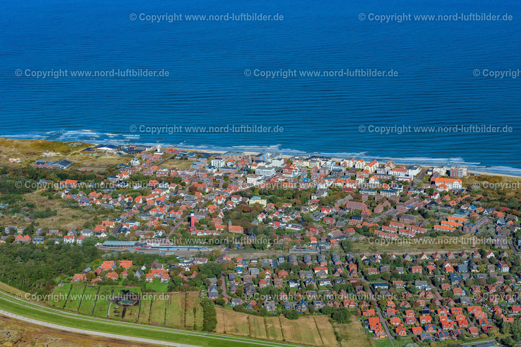 Wangerooge_Ortsansicht_ELS_5207091022 | WANGEROOGE 09.10.2022 Ortsteilansicht des Hauptstrandes entlang der Strandpromenade von Wangerooge auf der gleichnamigen Insel im Wattenmeer in der Nordsee im Bundesland Niedersachsen. Wangerooge ist die östlichste der bewohnten Ostfriesischen Inseln und verfügt über einen Sandstrand und ist Nordseeheilbad. Auf dem Strand befinden sich Strandkörbe und Urlauber. Weiterführende Informationen bei: Kurverwaltung Nordseeheilbad Wangerooge. // View of the main beach along the seafront of the village of Wangerooge on the island of the same name in the Wadden Sea of the North Sea in the state of Lower Saxony. Wangerooge is the Eastern-most inhabited of the East Frisian Islands. It has a sand beach and is a spa resort. Further information at: Kurverwaltung Nordseeheilbad Wangerooge. Foto: Martin Elsen