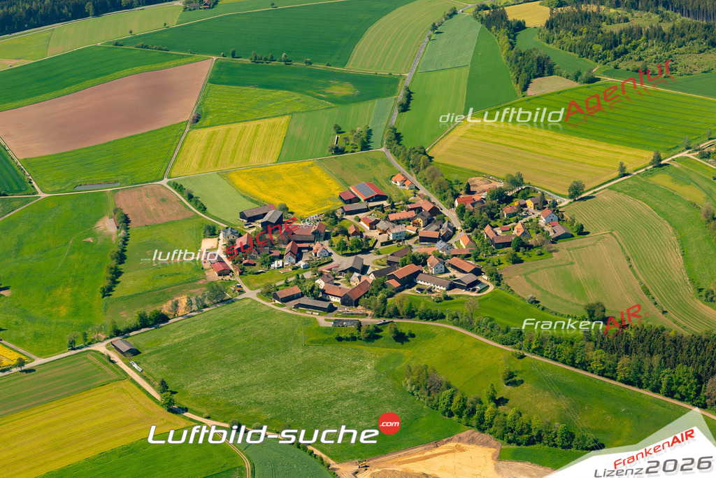 Das Luftbild zeigt : Schadenreuth Erbendorf - Die Luftaufnahme wurde 2024 vom UL-Flugzeug aus erstellt ( keine Drohne ) - Hochauflösende Luftaufnahme - Für grossformatige Ausdrucke geeignet. Die Geschenkidee !Mit Lizenz und Bildrechte bestellbar