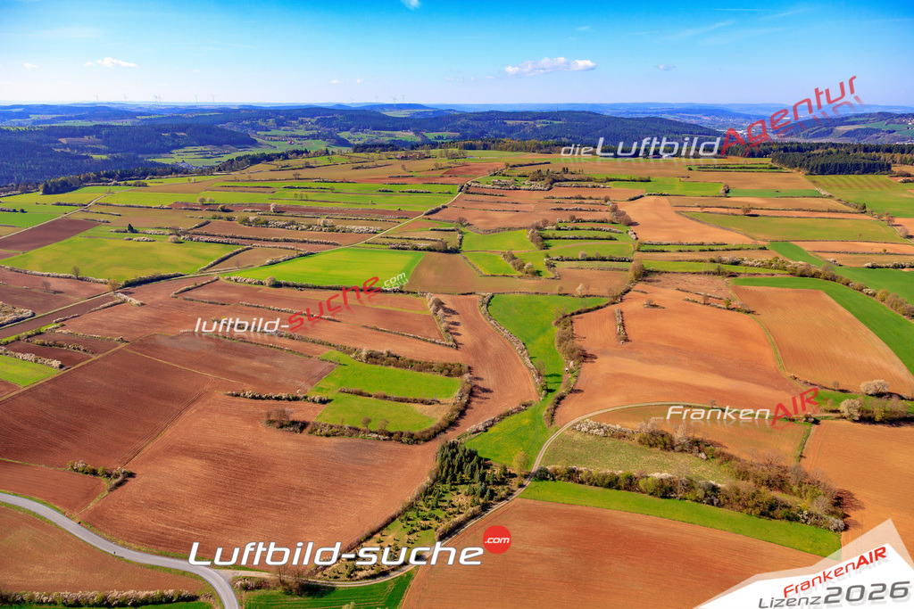 Die Luftaufnahme Kreuzberg - Marktrodach wurde 2017 mittels Flugzeug (keine Drohne) erstellt. Perfekte Schärfe und Druck- Auflösung- Garantiert!