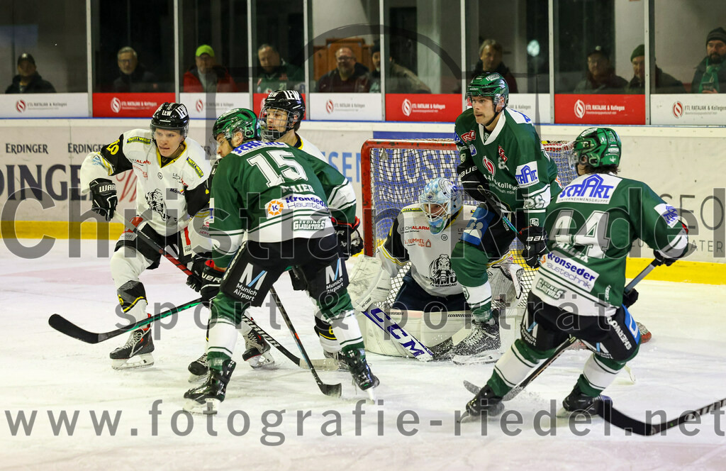 2023-11-17_065_TSV_Erding_gegen_EA_Schongau | Erding, Deutschland, 17.11.2023:
Eishockey, Bayernliga Vorrunde 2023 / 2024, 10. Spieltag, TSV Erding gegen EA Schongau, Endergebnis: 12:4

Elias Maier (Erding Gladiators, #15), Torwart Xaver Nagel (EA Schongau, #80), Michael Trox (Erding Gladiators, #86), Paul Wallek (Erding Gladiators, #44)

Foto: Christian Riedel / fotografie-riedel.net