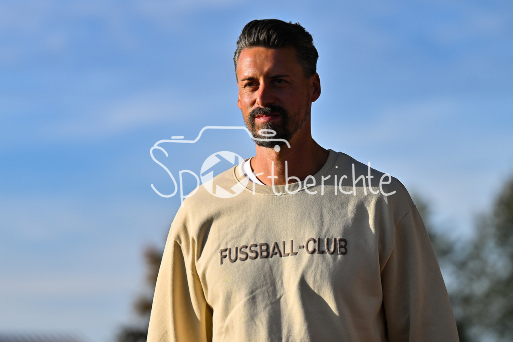 FC Augsburg - SSV Ulm 1846 Fussball | Im Bild Sandro WAGNER Trainer FC Augsburg, Einzelfoto / Freisteller / Testspiel: FC Augsburg - SSV Ulm 1846 Fussball; TSV Burgau Sportzentrum am 08.10.2025