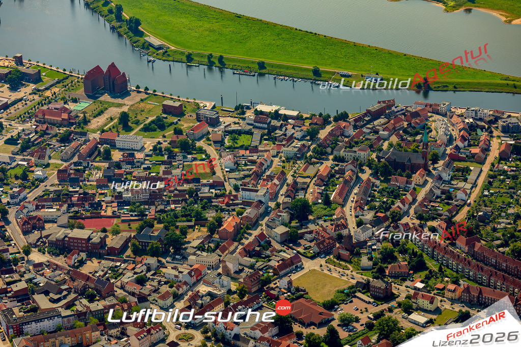 Stadt Wittenberge von Oben- Die Luftaufnahme wurde 2025 vom UL-Flugzeug heraus erstellt ( keine Drohnenaufnahme ) - Hochauflösende Luftaufnahme - für Wandbilder und großformatige Ausdrucke geeignet. Das besondere Geschenk!Hier alle&nbsp;Infos zur Lizenzierung der LuftaufnahmeWir fliegen auch dieses Jahr wieder in Ihre Region um Luftbilder zu erstellen.- Luftbild anfragen