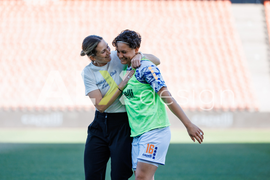 GC Zürich vs FC Zürich - AXA Women’s Super League Playoffs - Stadion Letzigrund | EMANUELA PFISTER of Grasshopper Club Zürich and LAURA VETTERLEIN before the AXA Women’s Super League Playoffs quarter-final second leg between GC Zürich and FC Zürich at Stadion Letzigrund, Zurich, Switzerland. - Realisiert mit Pictrs.com