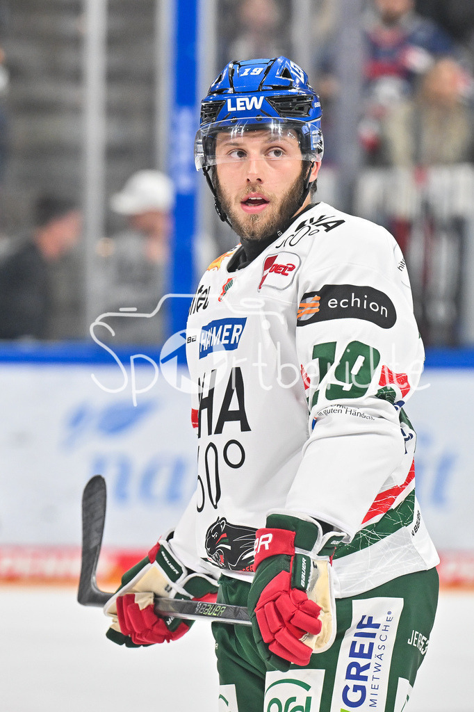 Nürnberg Ice Tigers - Augsburger Panther | im bild Riley DAMIANI (Augsburger Panther #19) / Einzelfoto / Freisteller / DEL: Nürnberg Ice Tigers - Augsburger Panther; PSD Bank Nürnberg ARENA am 12.09.2025