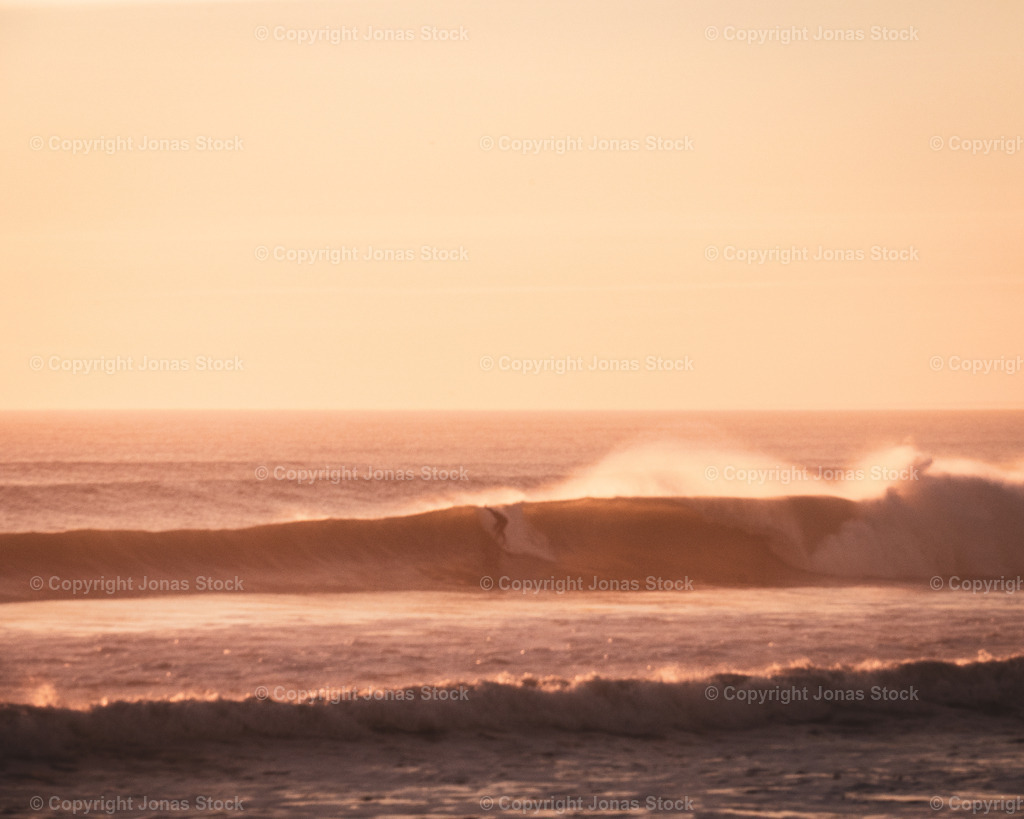 Sunset Surf | A surfer caught one of the last waves of the days.  - Realisiert mit Pictrs.com