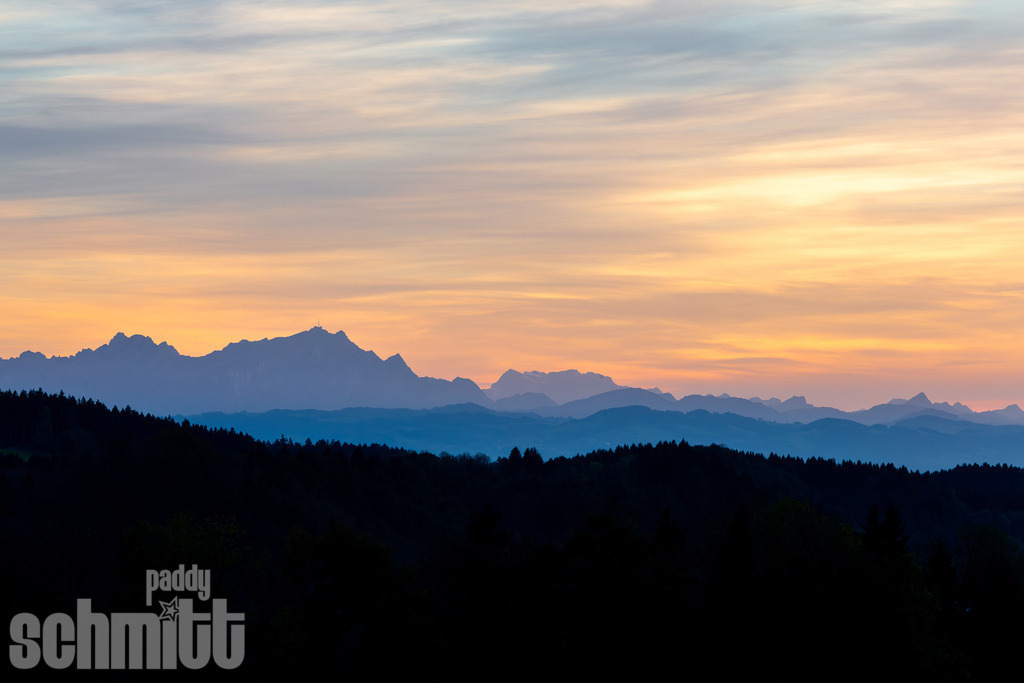 Ruhige Abendstimmung vor Alpenkulisse | Ruhige Abendstimmung vor der imposanten Alpenkulisse, während das sanfte Licht des Tages die Landschaft in warme Farben taucht. Ein Moment voller Weite, Ruhe und natürlicher Schönheit. - Realisiert mit Pictrs.com