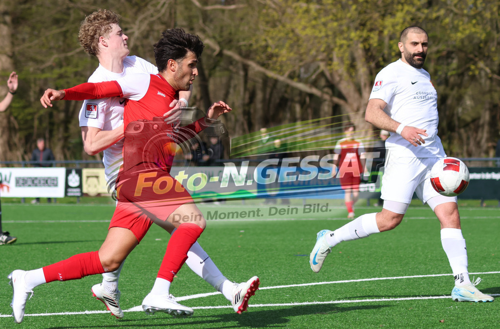 FC RW Kirchlengern - Post TSV Detmold | Auf dem Bild zu sehen: Rot FC RW Kirchlengern: Altan Dincdemir ; Weiß Post TSV Detmold v.l.: Merlin Dalbke, Zalem Özmen  FC RW Kirchlengern, Post TSV Detmold, Saison 25/26, Landesliga, Deutschland - Realisiert mit Pictrs.com
