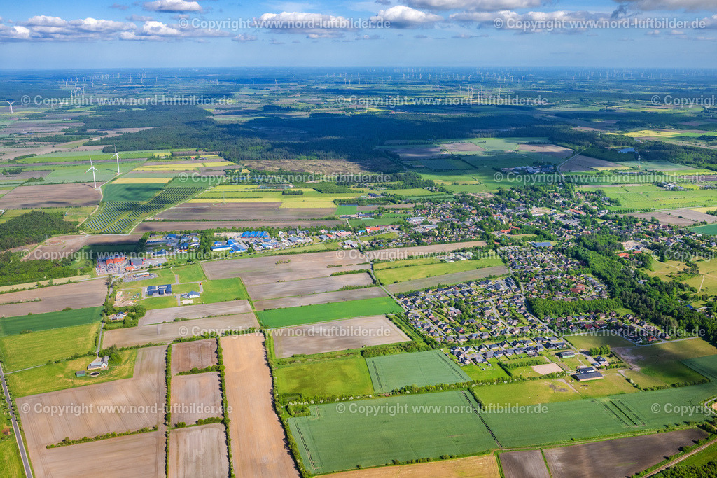 Grellsbüll_ELS_0202300523 | HUMPTRUP 30.05.2023 Ortsansicht der Straßen und Häuser der Wohngebiete in Grellsbüll im Bundesland Schleswig-Holstein, Deutschland. // View of the streets and houses of the residential areas in Grellsbuell in the state Schleswig-Holstein, Germany. Foto: Martin Elsen