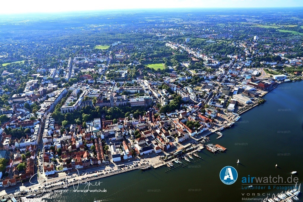 Luftbild Flensburger Hafen - Die Museumswerft Flensburg befindet sich an der Schiffbrücke | Die Museumswerft Flensburg befindet sich an der Schiffbrücke 43-45 in Flensburg, direkt am historischen Hafen und am Ende der Fördebrücke. Sie wurde 1996 gegründet und zog zwischen 1996 und 2001 mehrfach um, bevor sie seit 2001 an ihrem ursprünglichen Standort, der Schiffbrücke 43, fest etabliert ist.