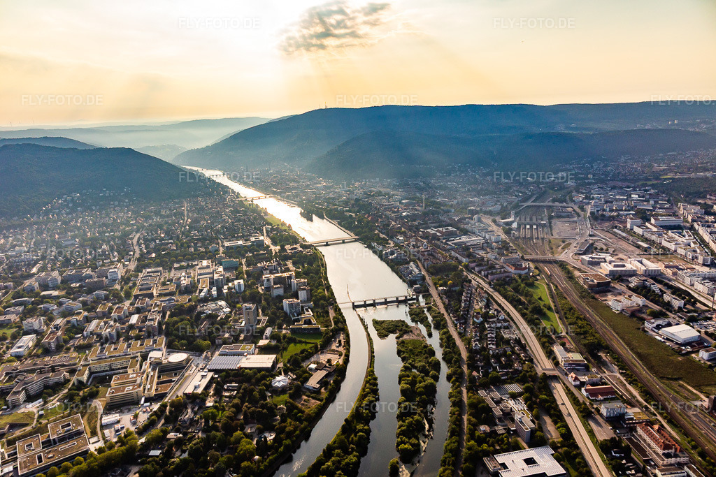 Luftbild: 2 Schleusen und 2 Brücken über den Neckar im Ortsteil Bergheim in Heidelberg im Bundesland Baden-Württemberg in Deutschland. Foto: IMG_117056.jpg vom 25.08.2019 durch Werner Riehm/FLY-FOTO.de