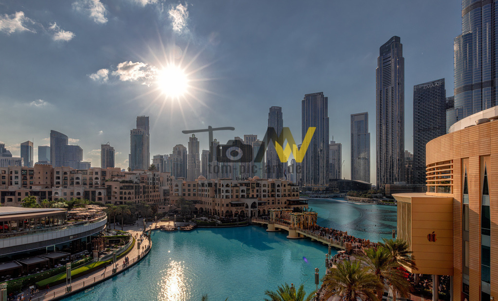 Dubai am Burj Khalifa, Skyline----See und strahlende Sonne | Das Bild zeigt den Burj Khalifa und die umliegende Innenstadt von Dubai mit den Dubai Fountain Wasserflächen im Vordergrund. Der Burj Khalifa ist mit 828 Metern das höchste Gebäude der Welt. Das Gebäude wurde 2010 eingeweiht und hat über 160 Stockwerke. Es verfügt über Aussichtsplattformen in verschiedenen Höhen, darunter eine im 124. und eine weitere im 148. Stockwerk. Die Gegend ist ein beliebtes Touristenziel und beherbergt auch die Dubai Mall.  - Realisiert mit Pictrs.com