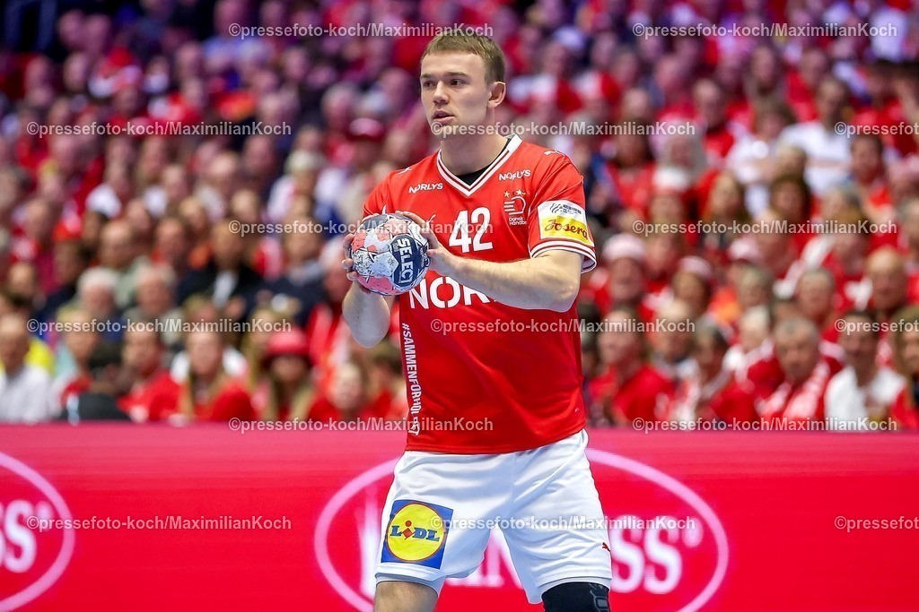 EHF28012603034 | 28.01.2026, Handball, Men's EHF EURO 2026, Dänemark - Norwegen, Jyske Bank Boxen in Herning, Dänemark, Main Round:  Thomas Sommer Arnoldsen (Denmark #42)