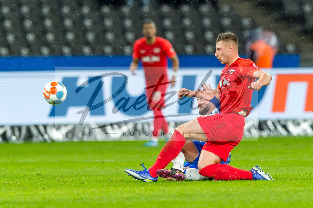 BSCRBL20220220_167 | Fussball, Herren: Marco Richter (Hertha BSC) und Willi Orban (RB Leipzig) im Zweikampf bei dem Spiel der 1. Bundesliga zwischen Hertha BSC und RB Leipzig im Olypiastadion am 20.02.2022 in Berlin, Deutschland.DFB / DFL REGULATIONS PROHIBIT ANY USE OF PHOTOGRAPHS AS IMAGE SEQUENCES AND/OR QUASI-VIDEO. - Realisiert mit Pictrs.com