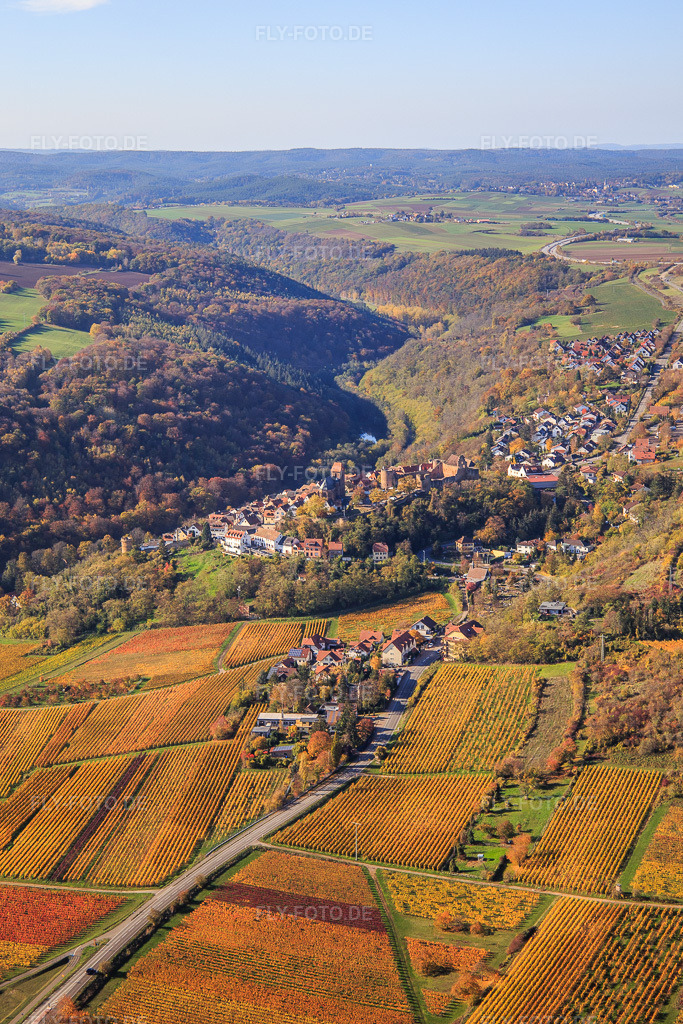 Luftbild: Ortsansicht von Osten vor der A6 zwischen herbstlich gefärbten Weinbergen in Neuleiningen im Bundesland Rheinland-Pfalz in Deutschland. Foto: IMG_123565.jpg vom 31.10.2020 durch Werner Riehm/FLY-FOTO.de