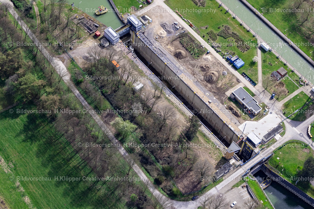 Luftbilder Voerde-1000 | Luftbildfotografie Schleusenanlagen am Ufer der Wasserstraße " Wesel-Datteln-Kanal " im Ortsteil Emmelsum in Wesel im Ruhrgebiet im Bundesland Nordrhein-Westfalen, Deutschland. - Realized with Pictrs.com