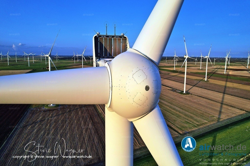 Windpark Gemeinde Reussenkoege in Nordfriesland - Luftbild | Entdecken Sie atemberaubende Luftbilder und Fotografien auf airwatch.de - Tauchen Sie ein in eine Welt voller faszinierender Aufnahmen aus der Vogelperspektive.