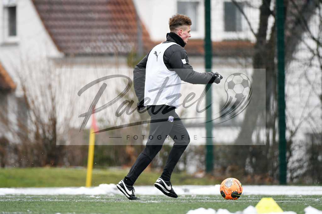 20200226_TRAOSN_0046 | Fussball, Herren: Moritz Heyer (VfL Osnabrueck) in Aktion, am Ball, Einzelaktion waehrend der Trainingseinheit des VfL Osnabrueck im Sportpark Illoshoehe am 26.02.2020 in Osnabrueck, Deutschland. - Realisiert mit Pictrs.com