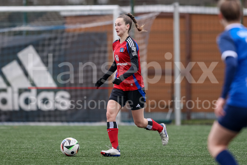 Fussball, Testspiel Frauen, Hamburger SV - 1. FFC Turbine Potsdam | v.li.: Emilia Hirche (Hamburger SV, 20) am Ball, Einzelbild, Ganzkörper, Aktion, Action, Spielszene