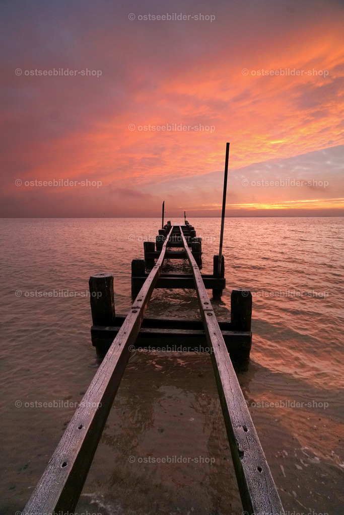 ostsee-travemuende-steg-morgenrot_02 | Jetzt schöne Ostseebilder für Zuhause bestellen | als Wandbild im Wunschformat | Professionelle Präsentation unter Acrylglas, auf Leinwand oder Alu-Dibond und als Poster