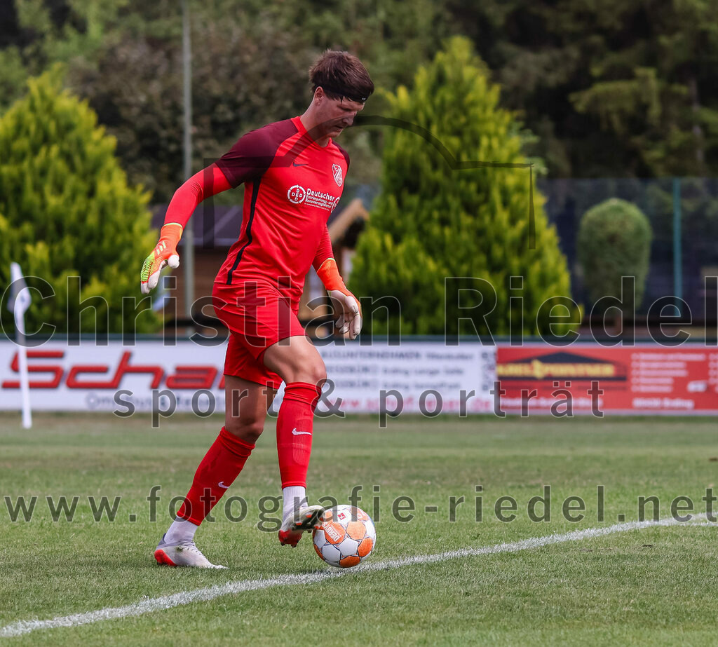 2023-07-22_010_FC_Langengeisling_gegen_VfB_Eichstaett_II | Erding, Deutschland, 22.07.2023:
Fußball, Bezirksliga Oberbayern Ost 2023 / 2024, Testspiel, FC Langengeisling gegen VfB Eichstätt II, Endergebnis: 3:2

Torwart Michael Hierl (FC Langengeisling, #1)

Foto: Christian Riedel / fotografie-riedel.net