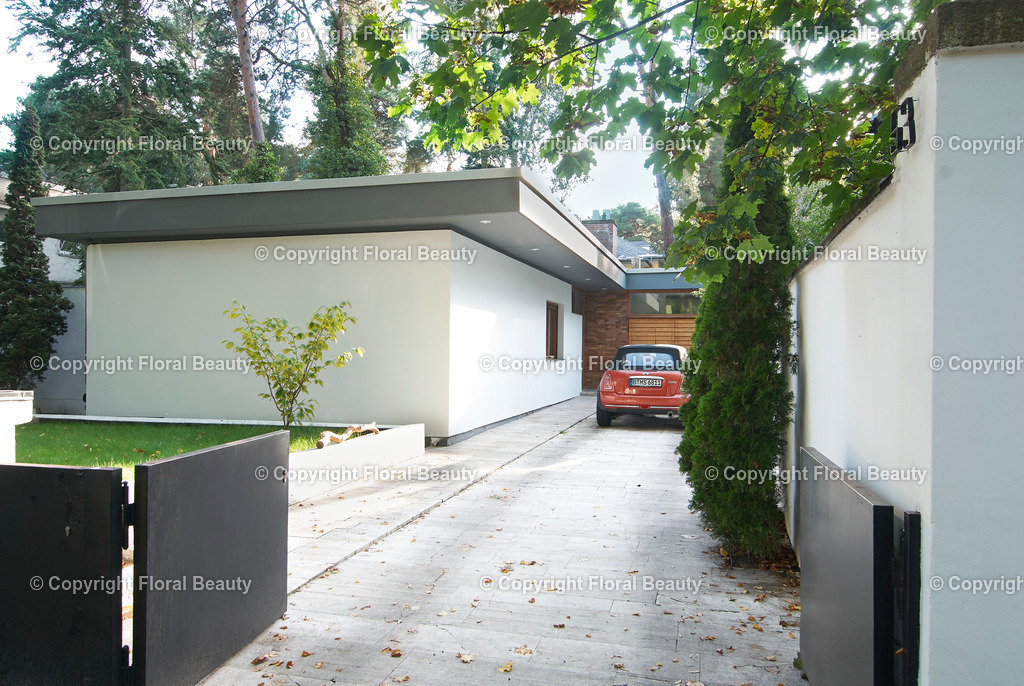 60er Jahre Bungalow | Der Architekt Klaus Schäfer hat 1961 dieses Bungalow in Berlin Dahlem am Rande des Grunewalds gebaut. Aufgrund der dicht stehenden Kiefern musste sich den Gegebenheiten angepasst werden und die Bäume in die Architektur integriert werden.
Bezeichnend für die 60er Jahre Architektur ist das Flachdach, alle Haupträume vornehmlich auf einer Ebene, der Bruchsteinboden, die großen Fensterfronten, die Verbindung von Innen-und Aussenräumen (großzügige Terrasse) durch Fortführung des Bodenbelags, eingebaute Schrankwände mit elfenbeinfarbenem Schleiflack. - Realized with Pictrs.com