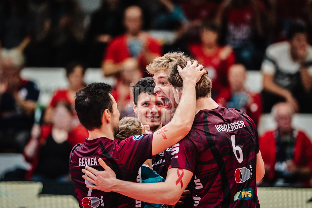 Volleyball | Herren | Saison 2025/2026 | Volleyball Ligacup | SWD powervolleys Düren vs. Energiequelle Netzhoppers KW | 12.10.2024 | KW jubelt, in der mitte Carl Möller (#7, Energiequelle Netzhoppers KW)