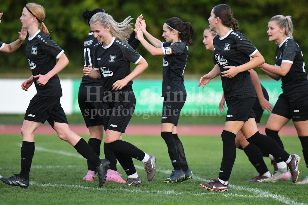 SpVgg GW Damen : SC AufhausenSpVgg GW Deggendorf : TSV Karpfham | Jubel bei den Deggendorfer Damen: Bildmitte: Doppel-Torschützin Eva Hofmaier  (SpVgg GW Damen) - Realisiert mit Pictrs.com